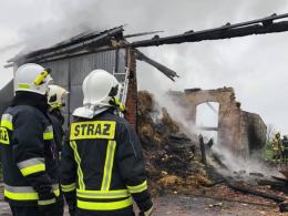 Pożar chlewni i stodoły w powiecie prudnickim. W akcji kilkanaście zastępów straży