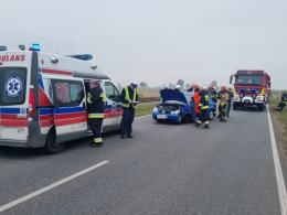 Kierująca osobówką wjechała wprost pod ciężarówkę. Wypadek w Dębinie