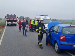 Kierująca osobówką wjechała wprost pod ciężarówkę. Wypadek w Dębinie