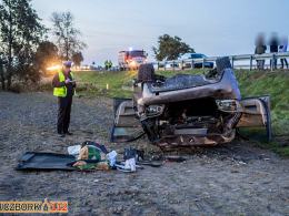 Dwie osoby trafiły do szpitala po dachowaniu pojazdu na trasie Byczyna-Kluczbork