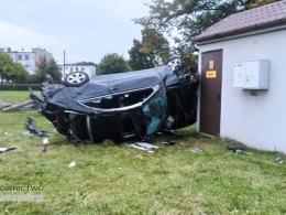 Pijany 20-latek jadąc mercedesem wypadł z drogi i dachował
