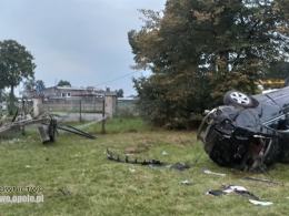 Pijany 20-latek jadąc mercedesem wypadł z drogi i dachował