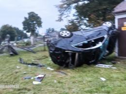 Pijany 20-latek jadąc mercedesem wypadł z drogi i dachował