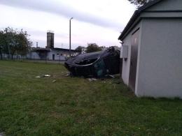 Pijany 20-latek jadąc mercedesem wypadł z drogi i dachował