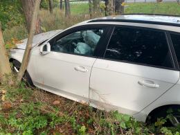 32-latek uciekał swoim audi przed policjantami. Podróż zakończył na drzewie