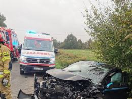 Czołowe zderzenie pojazdów w powiecie głubczyckim.