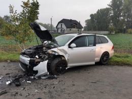 Czołowe zderzenie pojazdów w powiecie głubczyckim.