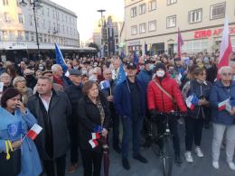 Świat patrzy nam na ręce. Zagranica o niedzielnych manifestacjach
