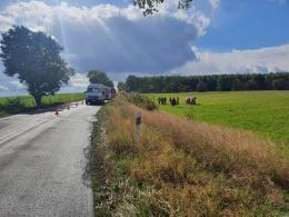 Wypadek w powiecie oleskim. Auto dachowało poza drogą