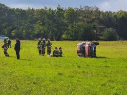Wypadek w powiecie oleskim. Auto dachowało poza drogą