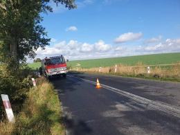 Wypadek w powiecie oleskim. Auto dachowało poza drogą