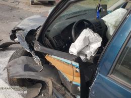 Kobieta podróżująca z niemowlakiem zasnęła za kierownicą. Zderzyła się z busem