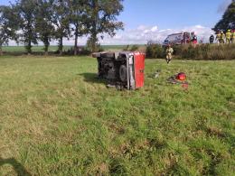 Wypadek w powiecie oleskim. Auto dachowało poza drogą
