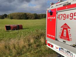 Wypadek w powiecie oleskim. Auto dachowało poza drogą