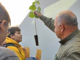 W Dobrzeniu Wielkim zasadzono jabłonie. W ten sposób uczczono "Dzień drzewa"