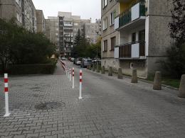 Kurczą się miejsca parkingowe na ulicy Skautów Opolskich. Mieszkańcy utrudniają sobie nawzajem
