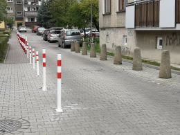 Kurczą się miejsca parkingowe na ulicy Skautów Opolskich. Mieszkańcy utrudniają sobie nawzajem