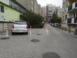 Kurczą się miejsca parkingowe na ulicy Skautów Opolskich. Mieszkańcy utrudniają sobie nawzajem