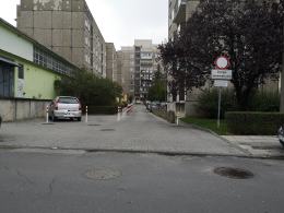 Kurczą się miejsca parkingowe na ulicy Skautów Opolskich. Mieszkańcy utrudniają sobie nawzajem