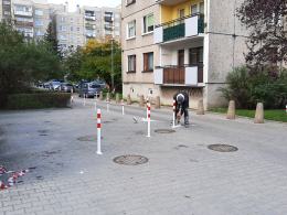 Kurczą się miejsca parkingowe na ulicy Skautów Opolskich. Mieszkańcy utrudniają sobie nawzajem