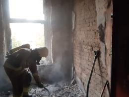 Ogień zbudził mieszkańców prudnickiej kamienicy. W akcji 9 zastępów straży