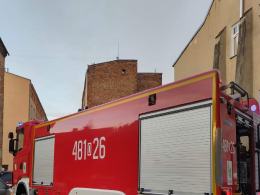 Ogień zbudził mieszkańców prudnickiej kamienicy. W akcji 9 zastępów straży