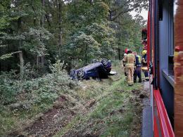 Dachowanie pojazdu w Kędzierzynie-Koźlu. Kierujący z dzieckiem poszkodowani