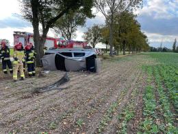 Kierująca samochodem osobowym dachowała w polu