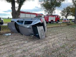 Kierująca samochodem osobowym dachowała w polu