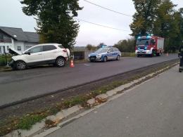 Kierujący fordem uderzył w drzewo. Wypadek w gminie Wołczyn