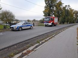 Kierujący fordem uderzył w drzewo. Wypadek w gminie Wołczyn