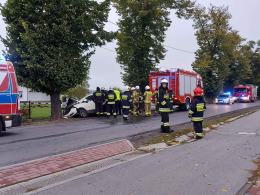 Kierujący fordem uderzył w drzewo. Wypadek w gminie Wołczyn