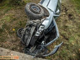 Kierowca osobówki wjechał do rowu. Niebezpiecznie na DK45
