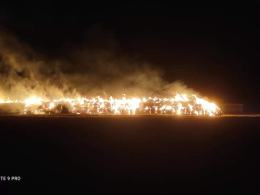 Strażacy całą noc gasili płonące bale słomy