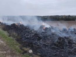 Strażacy całą noc gasili płonące bale słomy