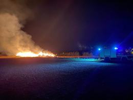 Strażacy całą noc gasili płonące bale słomy