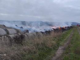 Strażacy całą noc gasili płonące bale słomy