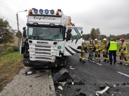 Zderzenie busa z ciężarówką w powiecie oleskim. Nie żyje 62-letni kierowca