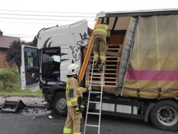 Zderzenie busa z ciężarówką w powiecie oleskim. Nie żyje 62-letni kierowca