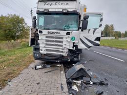 Zderzenie busa z ciężarówką w powiecie oleskim. Nie żyje 62-letni kierowca