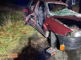 Kierujący punto uderzył w drzewo. Wypadek w gminie Wołczyn