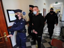 Okradł dziecko grożąc nożem, pobił policjantki i zniszczył autobus. Ruszył proces
