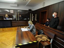 Okradł dziecko grożąc nożem, pobił policjantki i zniszczył autobus. Ruszył proces