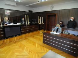 Okradł dziecko grożąc nożem, pobił policjantki i zniszczył autobus. Ruszył proces