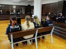 Okradł dziecko grożąc nożem, pobił policjantki i zniszczył autobus. Ruszył proces