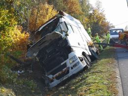 Niebezpiecznie na drogach. Ciężarówka wpadła do rowu w Chrząstowicach