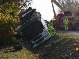 Niebezpiecznie na drogach. Ciężarówka wpadła do rowu w Chrząstowicach
