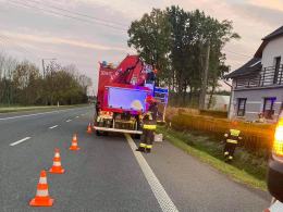 Samochód osobowy wypadł z jezdni i uderzył w dom