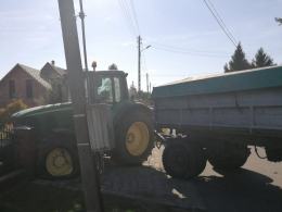 Kierująca w zaawansowanej ciąży zderzyła się czołowo z ciągnikiem rolniczym