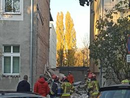 Runęła część ściany kamienicy. Strażacy przeszukiwali gruzowisko